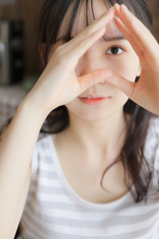 男生和女生在一起玩儿小游戏